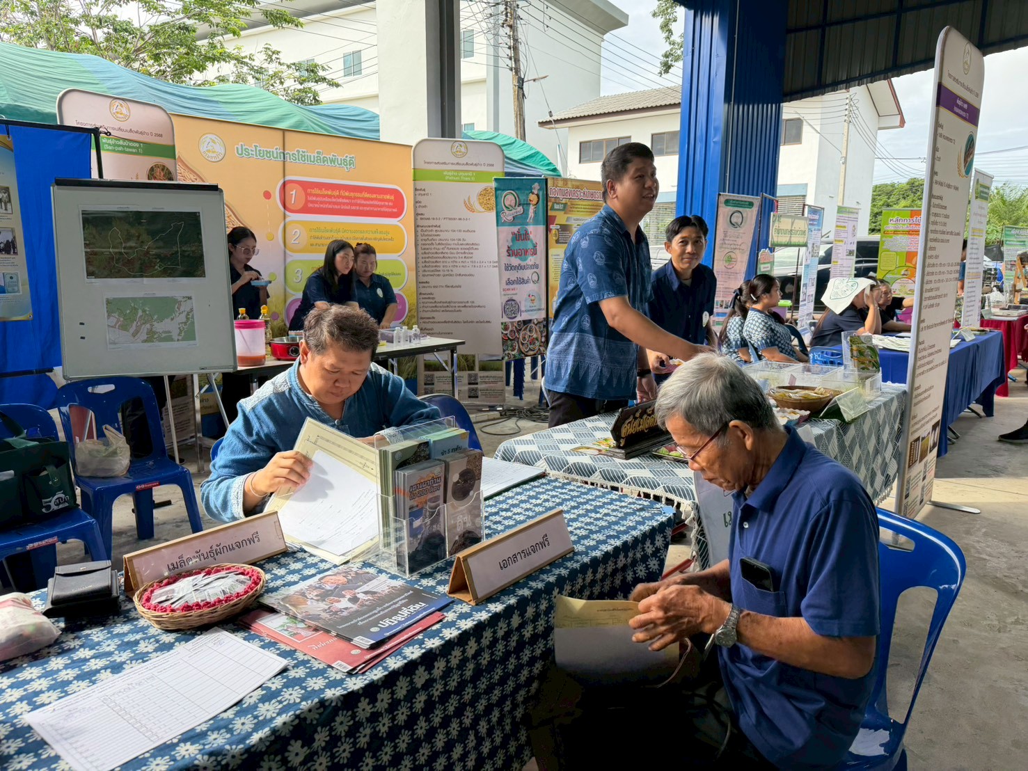 title - ส.ป.ก.แพร่ ร่วมจัดคลินิกเกษตรเคลื่อนที่ ให้บริการประชาชน เพื่อให้บริการ แบบครบวงจรและพัฒนาศักยภาพเกษตรกรในพื้นที่อำเภอร้องกวาง